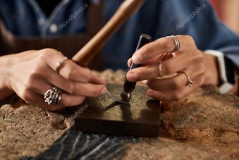 Atelier de bijouterie artisanale en cours de création