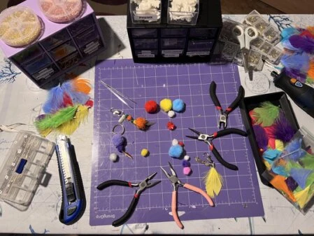 Sélection de pierres naturelles et outils d’artisan